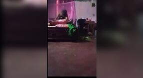 Ненасытный аппетит Бхабхи к сексу заставляет ее изменять Девару в этом видео со скрытой камеры 2 минута 20 сек