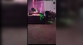 Bhabhaのセックスに対する飽くなき欲求は、この隠されたカメラビデオでDevarをだまして彼女を導くことを導きます 3 分 20 秒