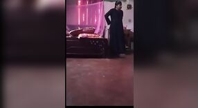 Bhabhaのセックスに対する飽くなき欲求は、この隠されたカメラビデオでDevarをだまして彼女を導くことを導きます 10 分 20 秒