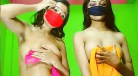 Lesbianas amateur se burlan de los cuerpos sexys de Hollywood en un show de cámara en vivo 3 mín. 10 sec