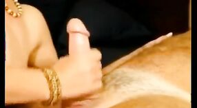 Indiase bhabhi geeft een sensuele pijpbeurt en handjob aan een penis in deze video 2 min 00 sec
