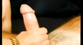 Indiase bhabhi geeft een sensuele pijpbeurt en handjob aan een penis in deze video 3 min 00 sec