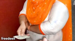 Une femme de ménage indienne poilue prend soin de la dignité d'un homme pour plus d'argent 0 minute 0 sec
