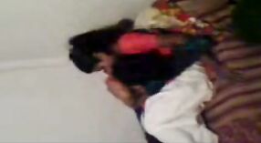 Indyjski bhabhi i jej roommate angażować w preludium w MMS wideo 0 / min 0 sec