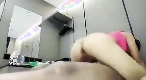 Amatir Desi porn seneng doggystyle lan mbalikke cowgirl ing mms video 2 min 30 sec