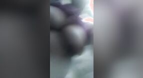 Tante Desi aux gros seins exhibe ses sous-vêtements sexy dans cette vidéo amateur 1 minute 20 sec