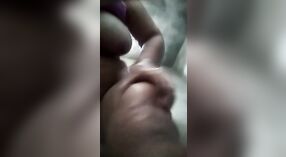 Tante Desi aux gros seins exhibe ses sous-vêtements sexy dans cette vidéo amateur 1 minute 30 sec