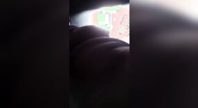 Tante Desi aux gros seins exhibe ses sous-vêtements sexy dans cette vidéo amateur 2 minute 50 sec