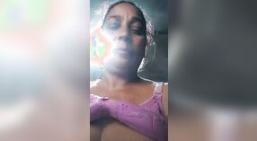 Tante Desi aux gros seins exhibe ses sous-vêtements sexy dans cette vidéo amateur 3 minute 00 sec
