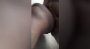या हौशी व्हिडिओमध्ये बस्टी देसी आंटी तिच्या मादक अंडरवियरला फडफडवते 1 मिन 10 सेकंद