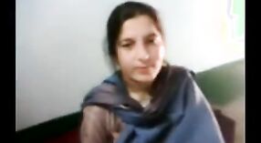 Pakistanisches Sexvideo zeigt reife Tante und ihren unzufriedenen Ehemann 2 min 50 s