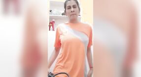 Indisches Mädchen mit großen Titten in einem dampfenden MMC-video 3 min 00 s