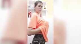 Indisches Mädchen mit großen Titten in einem dampfenden MMC-video 4 min 10 s