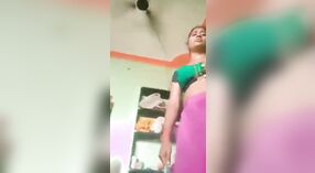 दक्षिण भारतीय पत्नी आपल्या पतीवर फसवणूक करते आणि दुसर्‍या माणसाला एक कामुक हँडजॉब देते 0 मिन 0 सेकंद