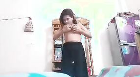 Desi Ấn độ cô gái với lớn ngực poses và masturbates trên máy ảnh 0 tối thiểu 30 sn