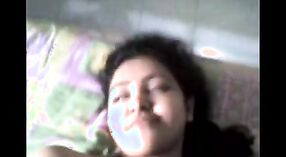 बिग बूब्ससह भारतीय किशोर तिच्या भावाला निंदनीय व्हिडिओमध्ये गोंधळात पडते 2 मिन 30 सेकंद
