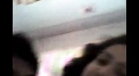 बिग बूब्ससह भारतीय किशोर तिच्या भावाला निंदनीय व्हिडिओमध्ये गोंधळात पडते 0 मिन 40 सेकंद