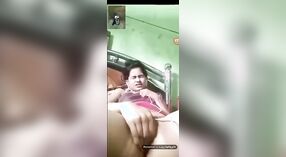 Video seks Bangla yang menampilkan permainan jari dan telepon seks di Bangladesh 1 min 40 sec