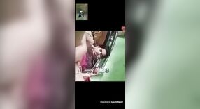 Bangladeş'te parmak ve telefon seksi içeren Bangla seks videosu 3 dakika 20 saniyelik
