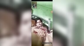 Video seks Bangla yang menampilkan permainan jari dan telepon seks di Bangladesh 4 min 40 sec