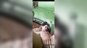 बांगलादेशात फिंगरिंग आणि फोन सेक्स असलेले बांगला सेक्स व्हिडिओ 5 मिन 20 सेकंद