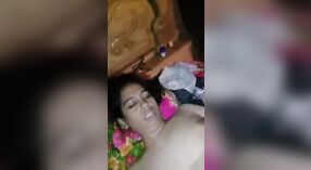 Desi bhabhi ostenta seu corpo lindo e dá um boquete intenso na câmera 0 minuto 0 SEC