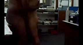 Rekaman seks kantor pasangan India bocor dalam pertemuan lesbian yang panas 1 min 20 sec