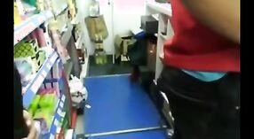 一个热门的性爱视频，其中包括阿萨姆天使，向班加罗尔的一位店主提供了深层的口交 3 敏 40 sec
