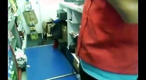 Um vídeo de sexo quente com um anjo Assamês a fazer um broche deepthroat a um lojista em Bangalore 4 minuto 30 SEC
