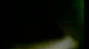 బ్లోజాబ్‌తో తరగతి గది కుంభకోణం సమయంలో భారతీయ కళాశాల ఉపాధ్యాయుడికి కోపం వస్తుంది 2 మిన్ 50 సెకను