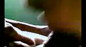 బ్లోజాబ్‌తో తరగతి గది కుంభకోణం సమయంలో భారతీయ కళాశాల ఉపాధ్యాయుడికి కోపం వస్తుంది 3 మిన్ 50 సెకను