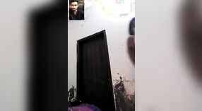 Pakistańska dziewczyna rozbiera się i uprawia seks ze swoim kochankiem w gorącym filmie 0 / min 0 sec
