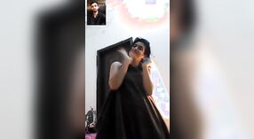 Pakistańska dziewczyna rozbiera się i uprawia seks ze swoim kochankiem w gorącym filmie 1 / min 00 sec