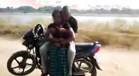 Desi mms wideo przechwytuje odkryty zabawy nastolatka z czarnym kochankiem w pobliżu motocykla 0 / min 0 sec