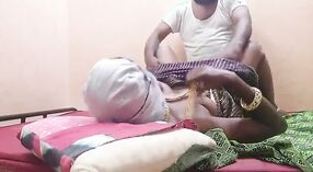 在这个热门三人的视频中，印度阿姨的手撞和口交 1 敏 10 sec