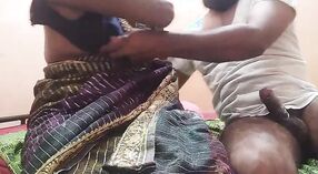 Ấn độ aunty handjob và blowjob từ một người đàn ông hạnh phúc trong video ba người nóng bỏng này 0 tối thiểu 0 sn