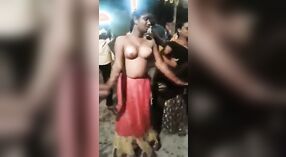 Une danse sensuelle par une superbe villageoise indienne en public 0 minute 0 sec