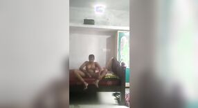 Bhabi del sur de la India disfruta jugando con zanahoria mientras se masturba 1 mín. 20 sec