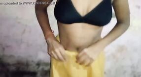 मुखवटा, ब्रा आणि स्कर्ट मधील देसी किशोर तिच्या छिद्र प्रकट करण्यासाठी नग्न होते 2 मिन 00 सेकंद