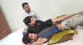 Une MILF indienne reçoit un soin du visage après s'être masturbée avec son frère dans un plan à trois 0 minute 0 sec