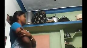 タミルのセックスビデオで、大きなブーブされたインドのおばさんが降りて汚い 1 分 20 秒