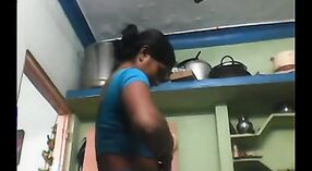 Индийская тетушка с большой грудью раздевается и пачкается в тамильском секс-видео 2 минута 20 сек