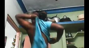 Индийская тетушка с большой грудью раздевается и пачкается в тамильском секс-видео 2 минута 40 сек