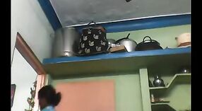 बिग-बूबेड भारतीय आंटी खाली उतरते आणि तमिळ सेक्स व्हिडिओमध्ये घाणेरडे 4 मिन 00 सेकंद