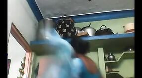 タミルのセックスビデオで、大きなブーブされたインドのおばさんが降りて汚い 0 分 0 秒