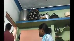 बिग-बूबेड भारतीय आंटी खाली उतरते आणि तमिळ सेक्स व्हिडिओमध्ये घाणेरडे 0 मिन 40 सेकंद