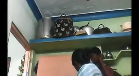 Big titted Indiano tia fica para baixo e sujo em um Tamil Vídeo de sexo 1 minuto 00 SEC