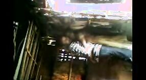 Vidéo porno indienne mettant en vedette un bhabhi dans un village s'engageant dans le sexe en levrette 5 minute 00 sec