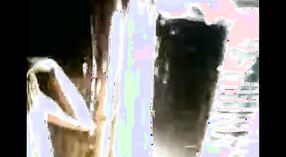 डॉगीस्टाईल सेक्समध्ये गुंतलेल्या गावात भाभी असलेले भारतीय अश्लील व्हिडिओ 0 मिन 40 सेकंद