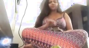 Tante Indians erste intime show vor der Kamera mit ihren großen Brüsten 0 min 0 s
